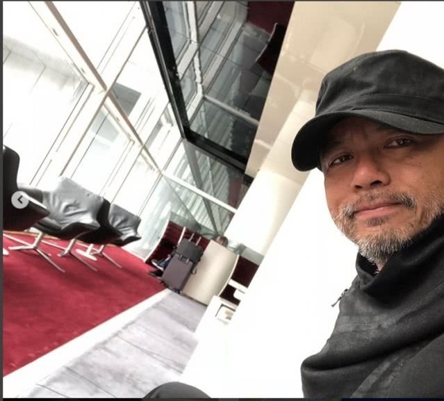 50岁歌神李克勤近照曝光 沧桑憔悴认不出 但可别说岁月不饶人