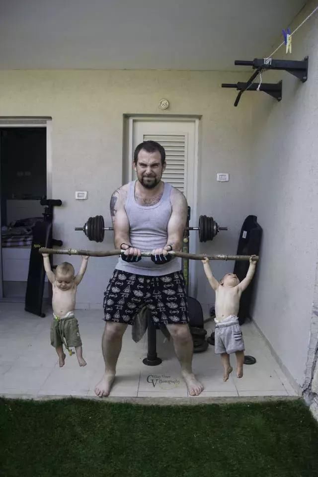 body building with the twins 【和老爸一起练肌肉,哼哼哈嘿】