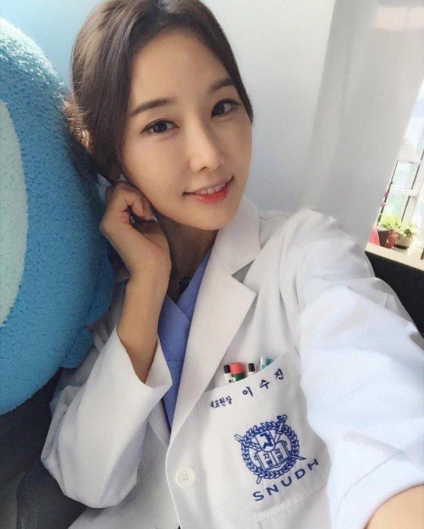 李秀珍最近携女儿参加了真人秀节目《同床异梦》，节目播出后一夜成名。参加这个节目原本是为了调解与青春期女儿沟通不畅的问题，没想到却令自己成了网红。