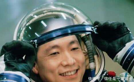 从太空回来十多年,杨利伟现在的生活如何?跟你