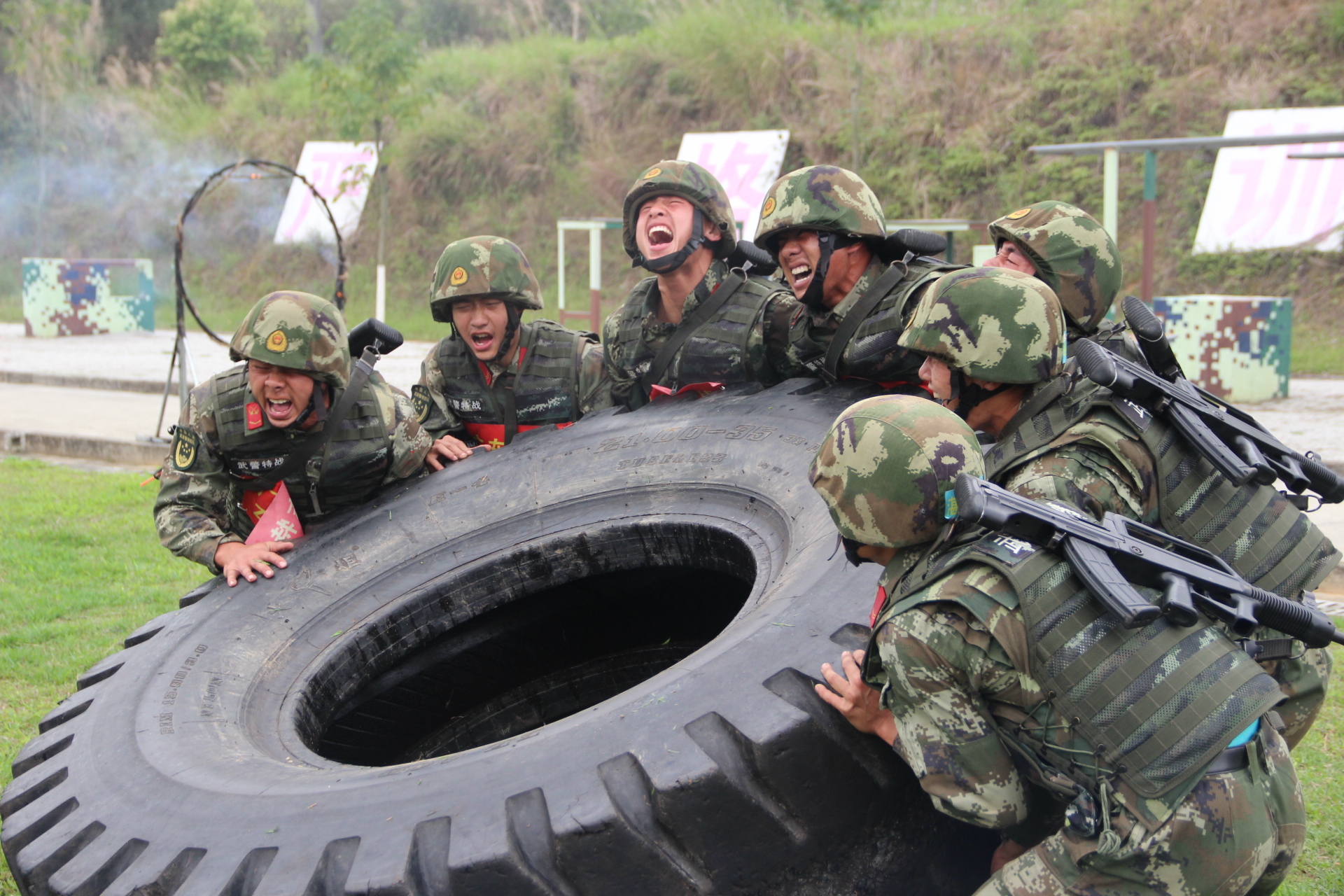 2017年3月20日至26日,武警广东省总队组织数百名特战队员在全省分6个片区展开为期一周的“魔鬼周”极限训练,全面锤炼打赢能力。潘桂添摄