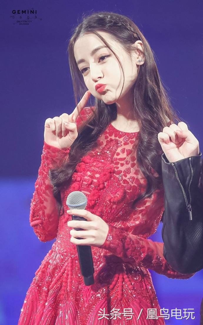 迪丽热巴红色蕾丝礼服嘟嘴卖萌