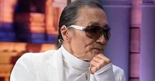 81岁的谢贤终于摘下墨镜露出了真面貌,几十年