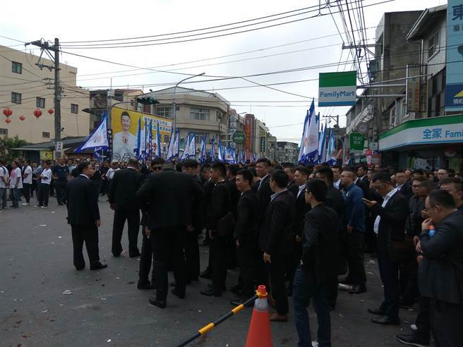 台湾黑帮"天道盟"老大李文展出殡 百万新台币纸扎豪华祖厝曝光