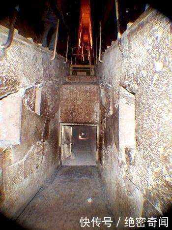 但是,马克也提到在将近史前2134年,胡夫统治时期到帝国毁灭期间,墓室