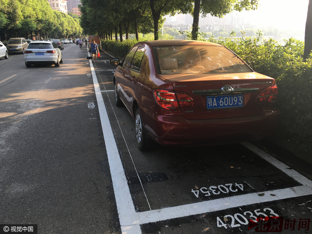 武汉路边停车位重新划线 各车位都有了证件号