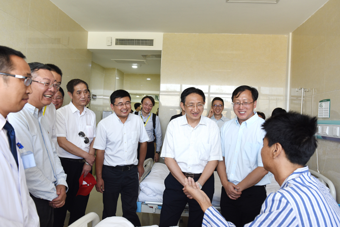 我县四川大学华西医院区域联盟中心医院揭牌