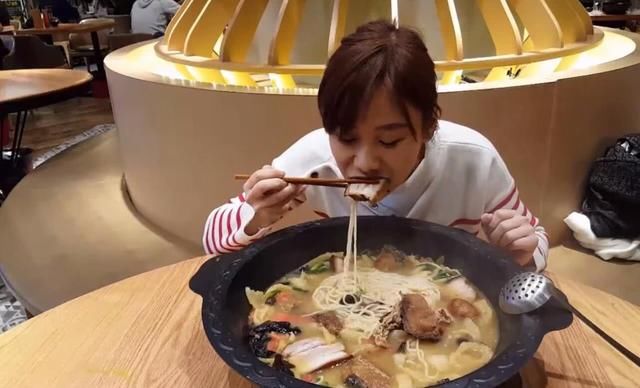 大胃王密子君挑战吃上海最大一碗面,一人顶四人,不服不行啊