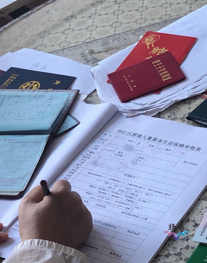 邗江区民政局儿童福利和社会工作科科长朱粤扬介绍,这名儿童可以得到