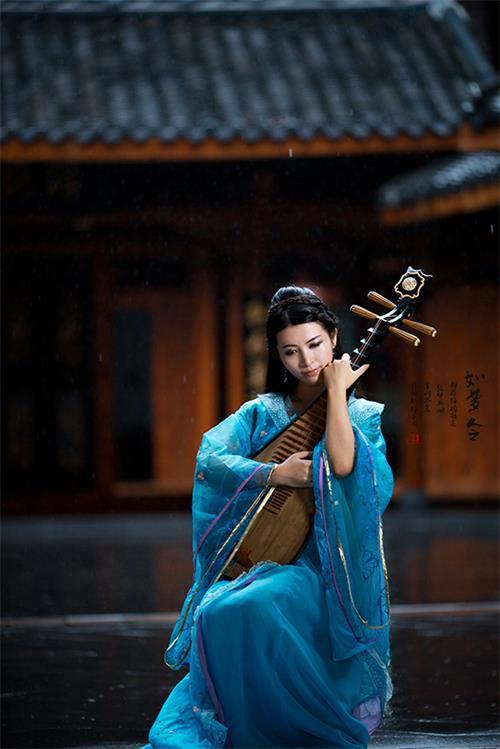 伽蓝雨:一人孤城,听闻烟花易冷