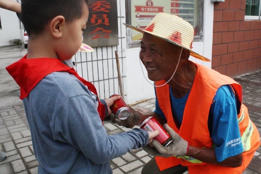 大学生志愿者教小学生手绘草帽赠环卫工人