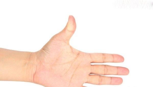 一到夏天手上就长小水泡 越扣越痒是怎么回事