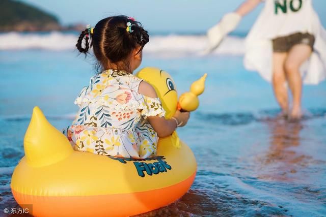 孩子几岁出去旅游才合适?2岁女童游欧洲大哭