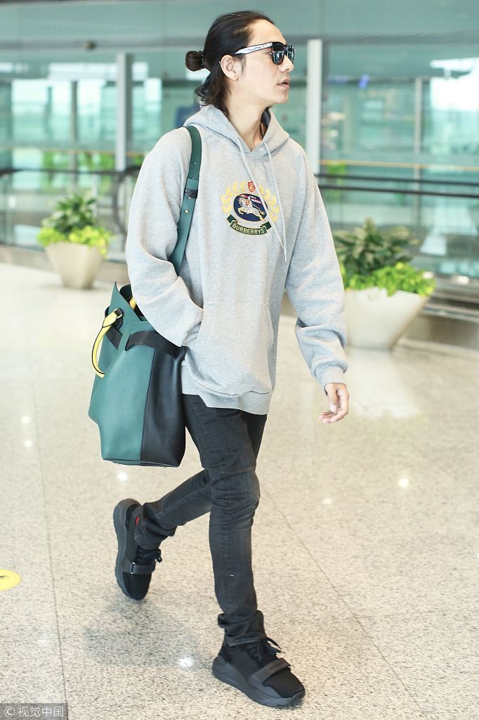 放飞自我 陈坤扎半丸子头造型慵懒别致