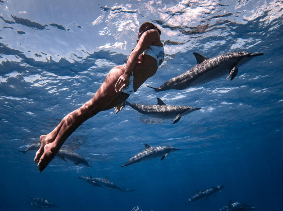 拉伊与这些海底生物裸泳的照片在网上发布后，她在instagram上足足收获了4.2万粉丝。