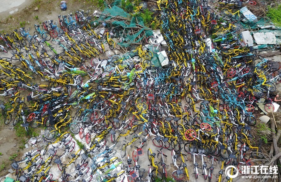 密集恐惧症慎点!杭州一空地堆放上千辆共享单车 密集恐惧症慎点!杭州一空地堆放上千辆共享单车