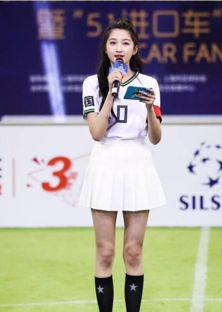 关晓彤化身足球宝贝秀大长腿,小学生的手成功