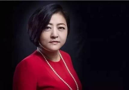 中国最了不起的女人,成就两位首富,风头远胜董