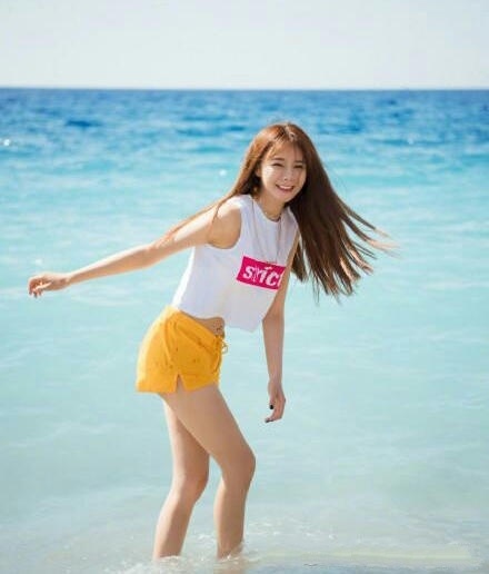 唐嫣和沈梦辰同样拍沙滩照,两人身材相差几个档次!