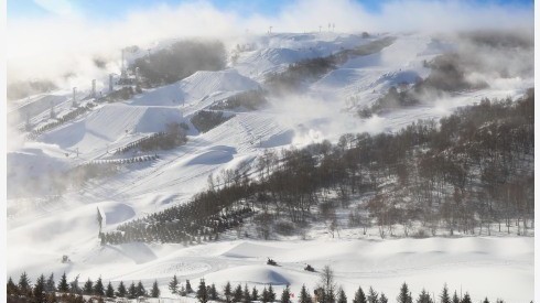 张家口赛区云顶滑雪公园赛道造雪塑型迎“大考” 张家口赛区云顶滑雪公园赛道造雪塑型迎“大考”