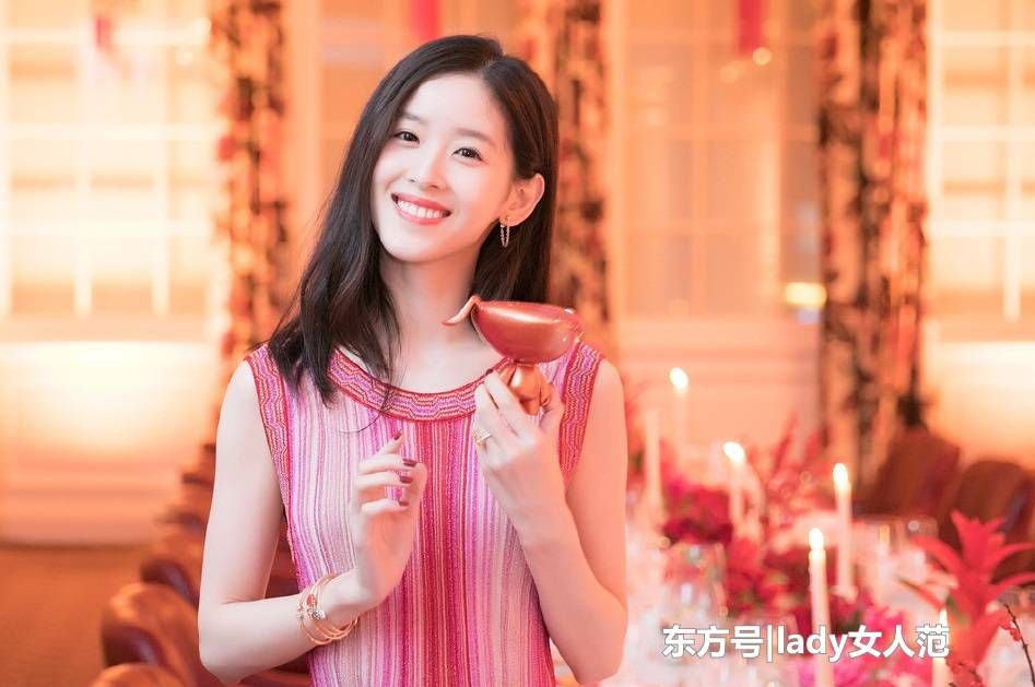 章泽天旅游无ps照,蓝色牛仔裤长腿抢镜,皮肤也