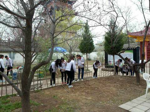 甘肃医学院红十字协会为老服务志愿者大学生让