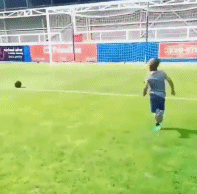 大英帝星维尔贝克摔倒式射门,引来网友对其一