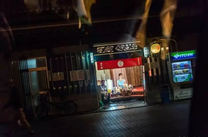 他潜入日本最大的红灯区 拍了一组樱花妹的照片 他潜入日本最大的红灯区 拍了一组樱花妹的照片