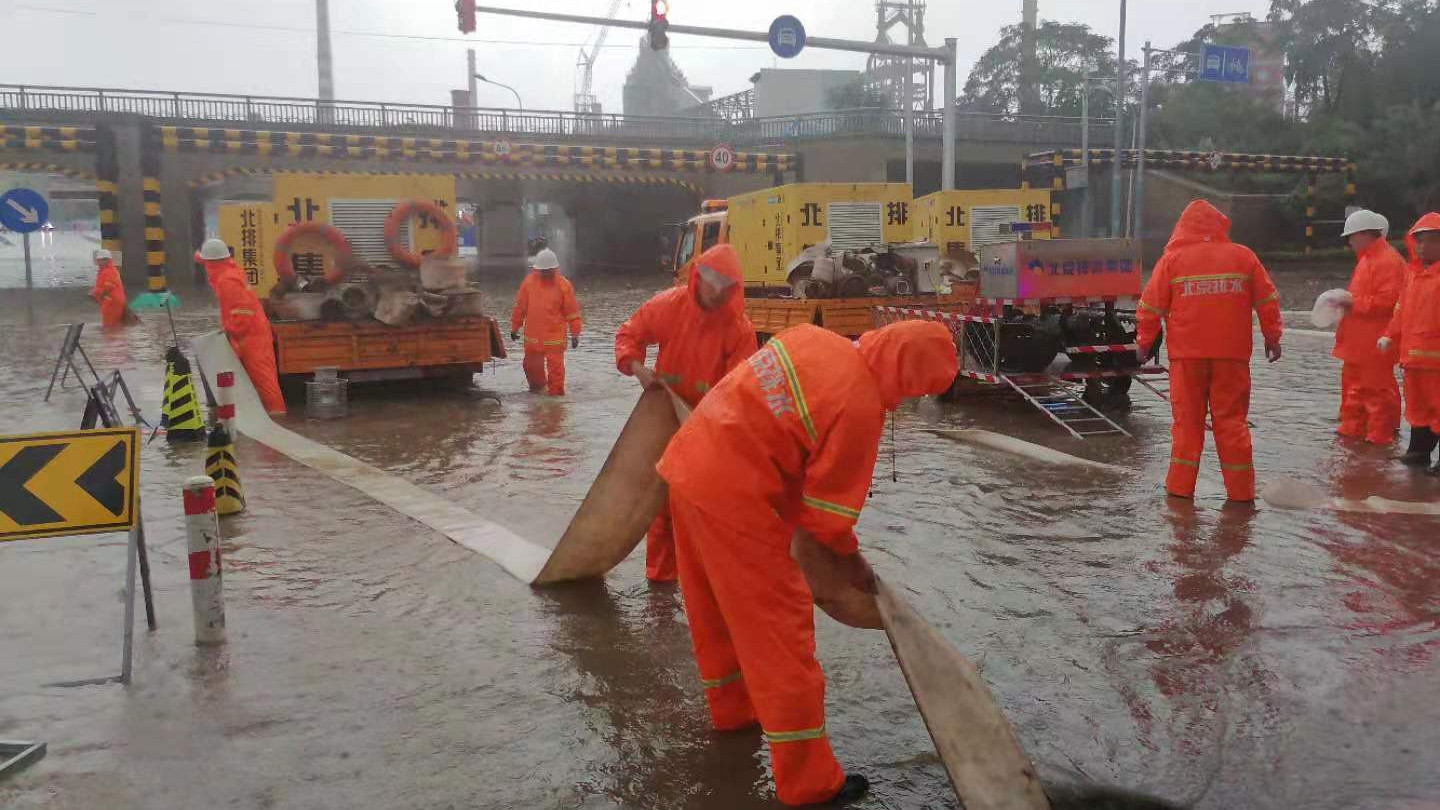 金安桥路段积水深1米！ 北京排水集团40名抢险人员紧急排除