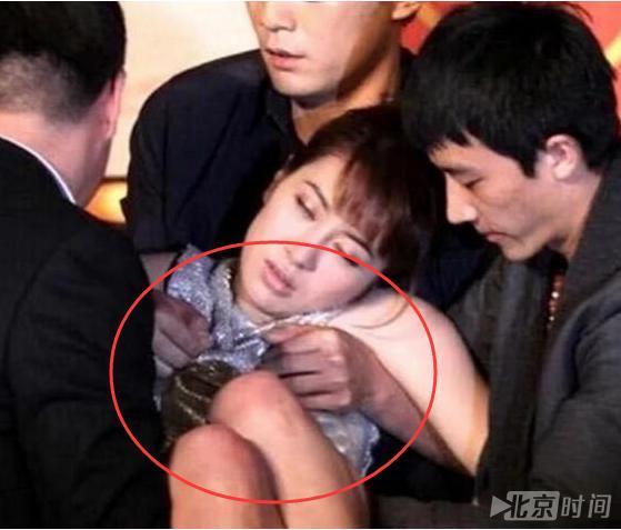 范冰冰在某次中身穿红色抹胸,大秀完美好身材,因为喝酒胆子猛增,借着