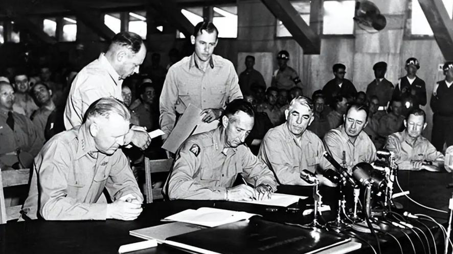 七十年前的这一刻!所谓“联合国军”总司令克拉克在停战协定上签字! 七十年前的这一刻!所谓“联合国军”总司令克拉克在停战协定上签字!