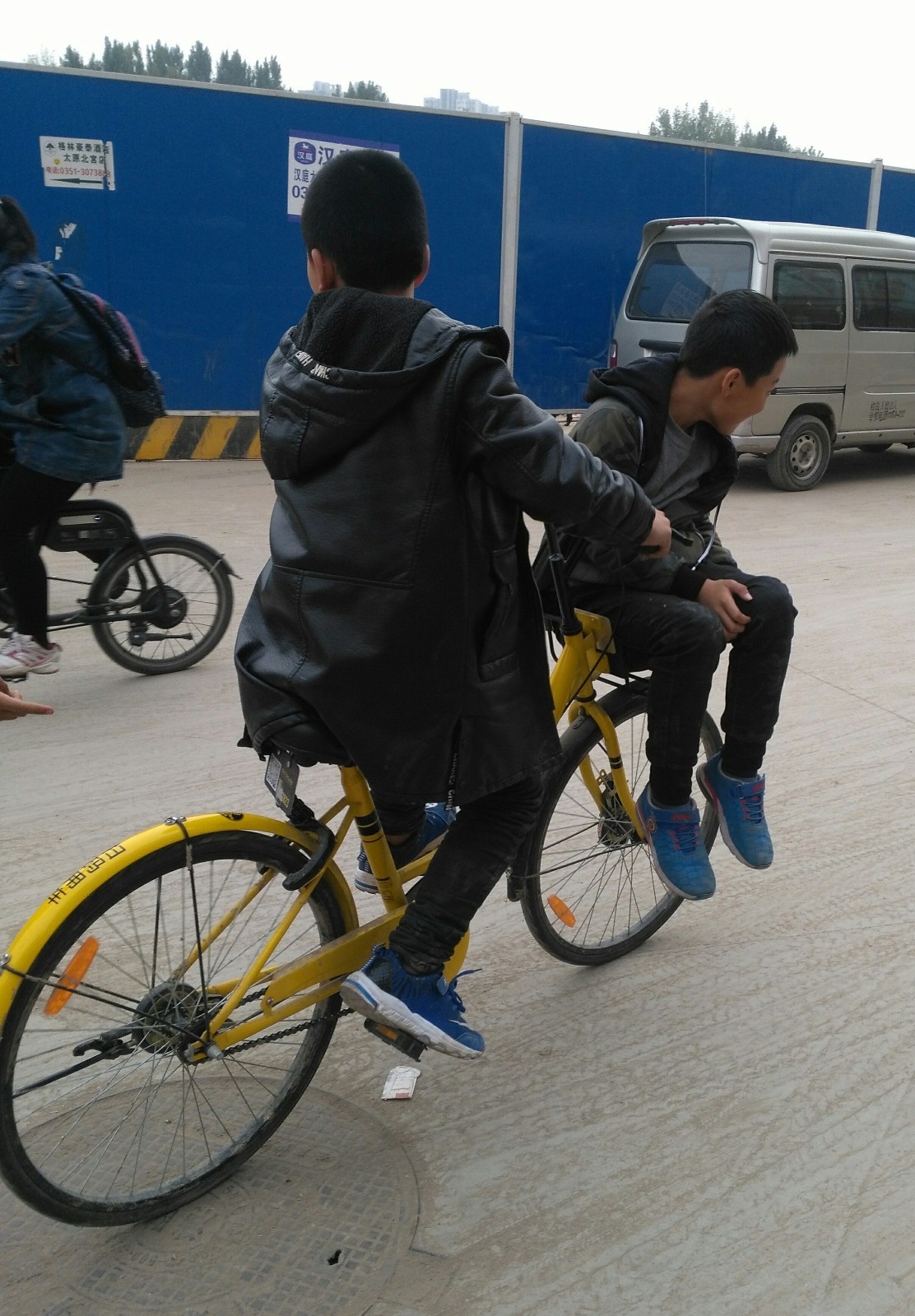 太原:共享单车"花式"载人,车筐成了座椅