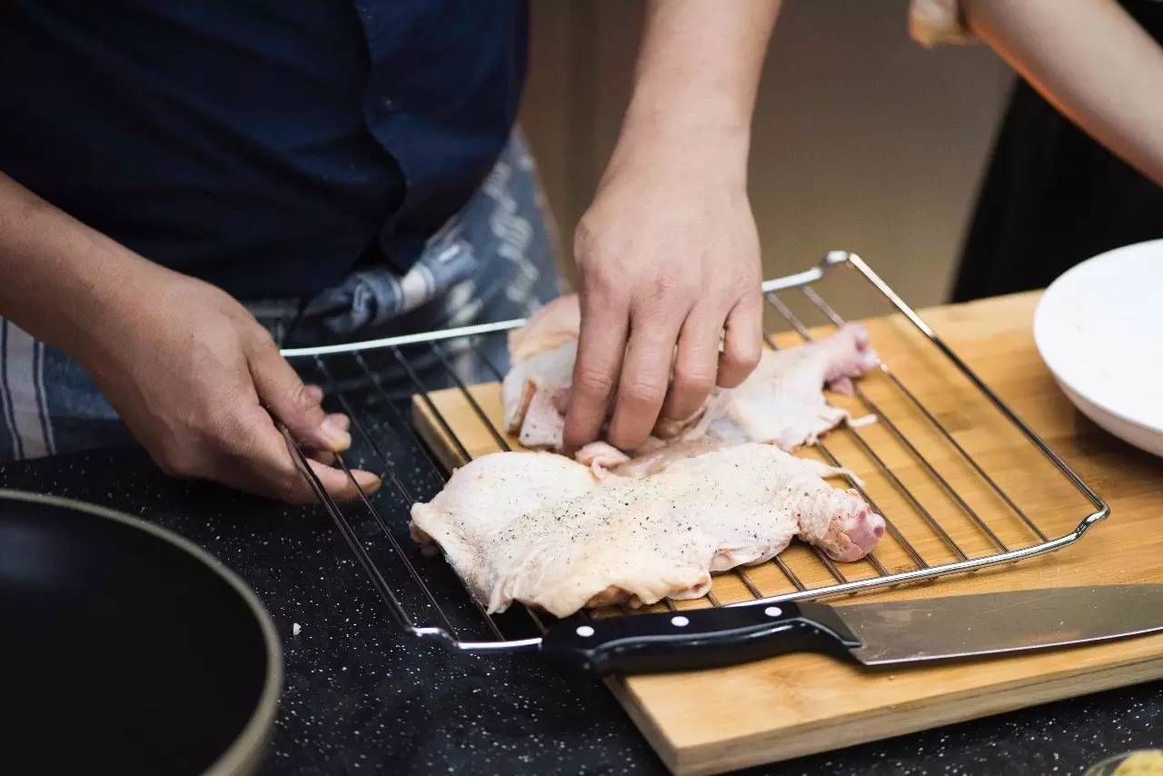 【2】烤雞肉 將醃好的雞腿肉放到烤架上,然後放入烤箱裡,用200度的