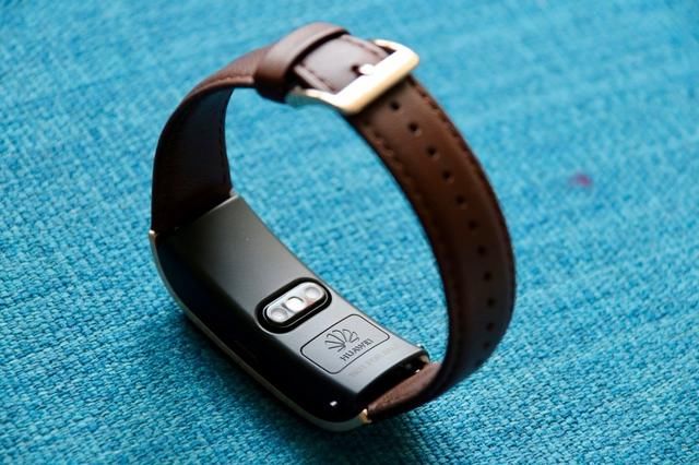 华为手环B5评测体验:让运动手环也能随时打电