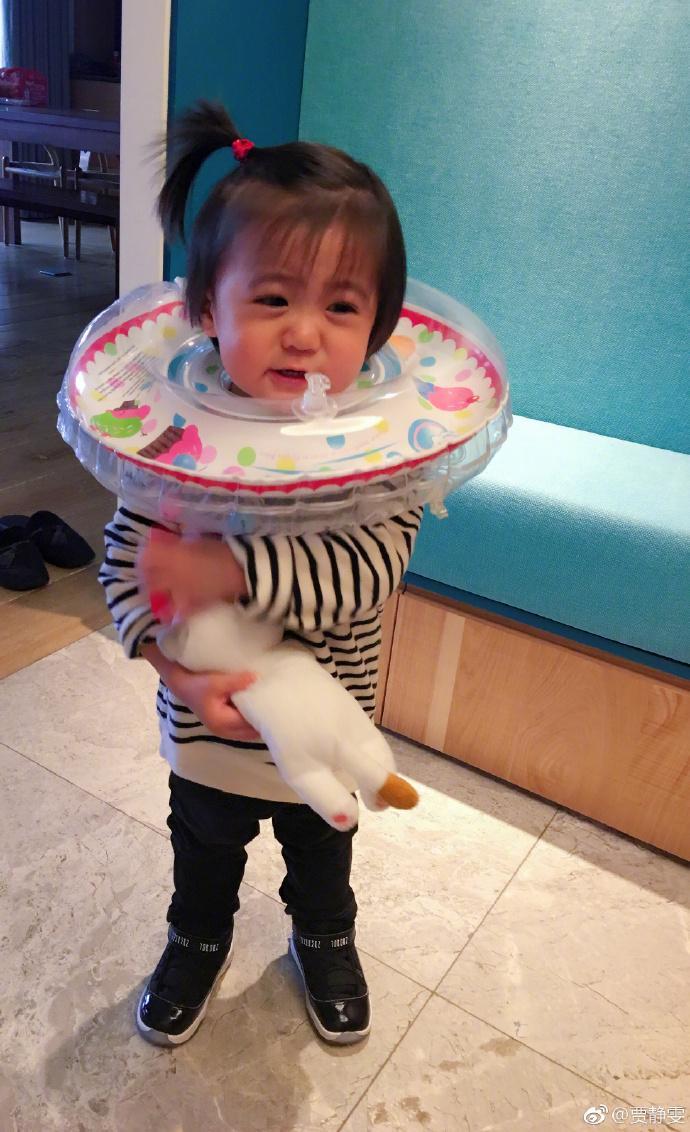 贾静雯坐月子还带咘咘游泳,老公一句话道出缘由!