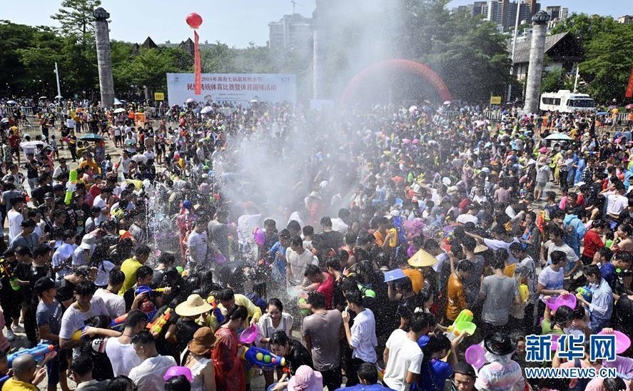 8月7日，人们在海南保亭七仙广场上嬉水。 当日，海南保亭的黎族、苗族群众迎来一年一度的传统节日——嬉水节。当地居民和游客互相泼水，祈求风调雨顺，幸福安康。