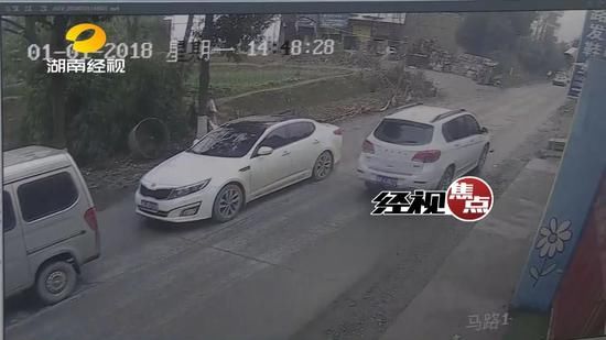 娄底5岁男童当街捡球不幸身亡 值得所有父母警