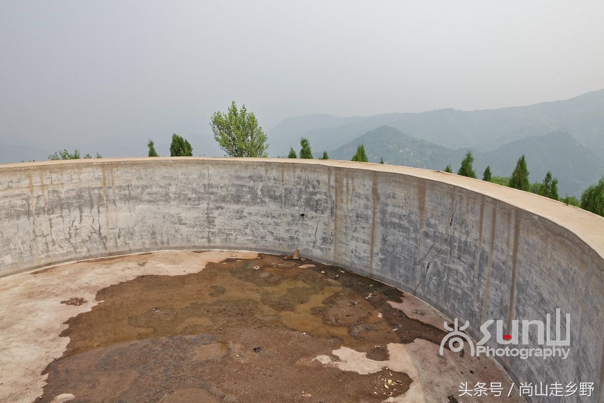 山顶上修建的蓄水池除了造价不菲的庞然大物外