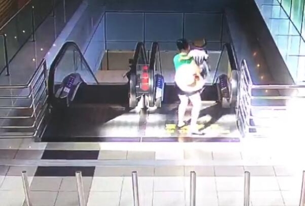 赞!女子抱娃摔倒电梯 机场员工神速救援 赞!女子抱娃摔倒电梯 机场员工神速救援