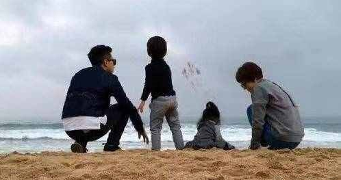 足网友的需求,大方曝光与一双儿女的正面照!