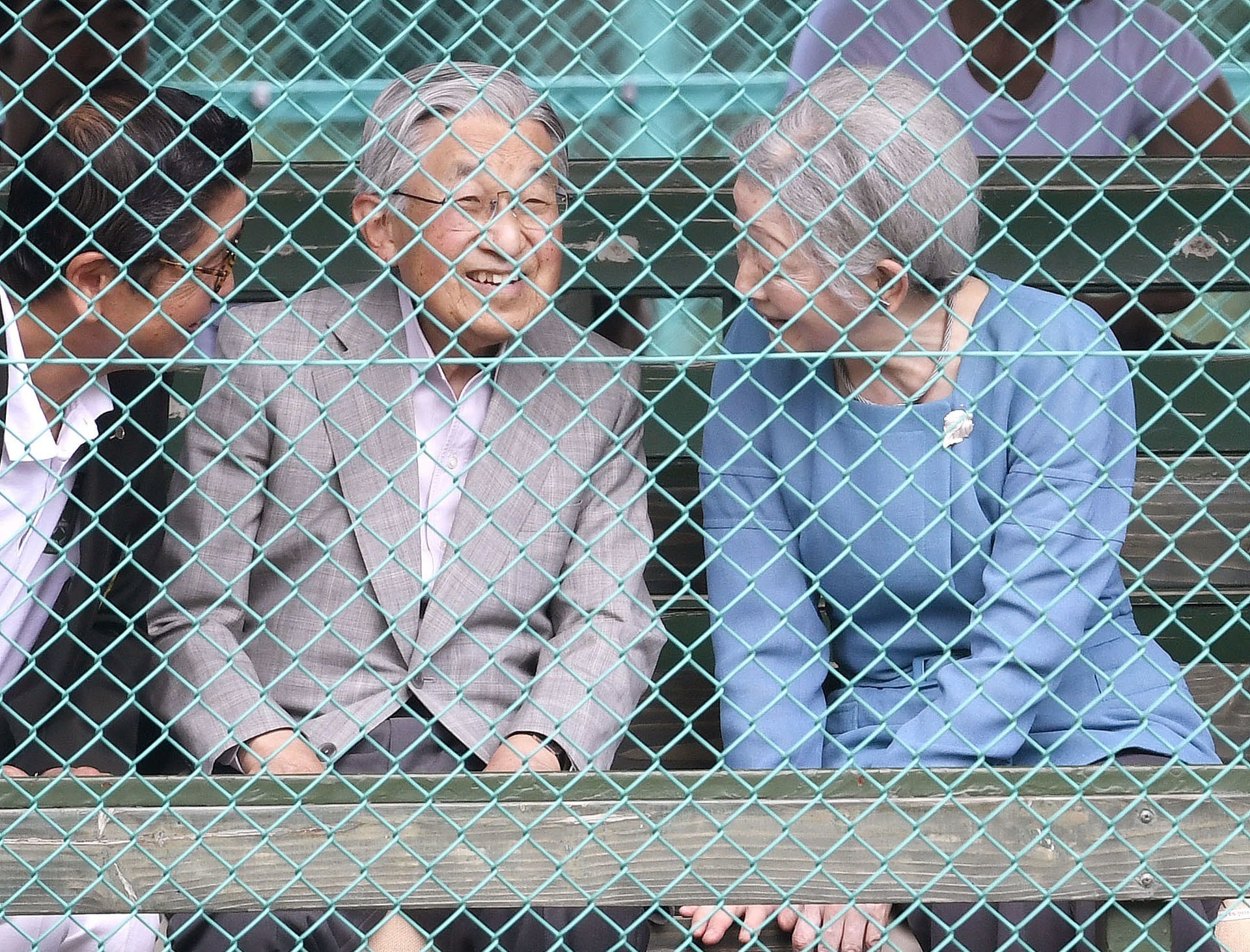 当地时间2018年8月25日,日本长野县,日本明仁天皇和美智子皇后重返61年前他们第一次相遇的网球场。