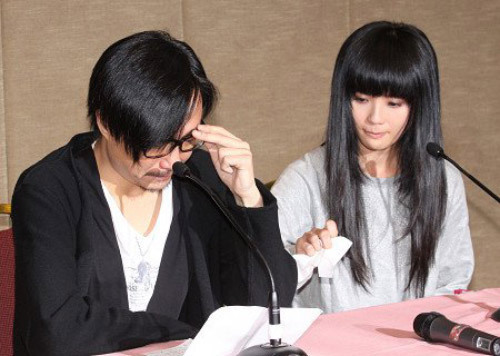 『郑中基、阿Sa：女方放弃房产』郑中基和阿Sa于2006年隐婚，2010年宣告离婚时才第一次曝光，当时震惊娱乐圈。据报道这次离婚可以说是完全的和平分手，两人结婚多年，但财产所属相对简单。两人结婚期间入住的是市值上亿港元的公寓原本就为郑中基所有，离婚后阿Sa搬离该房子。而两人在洛杉矶登记注册时的房子也属郑中基所有，阿Sa可以说是净身出户。