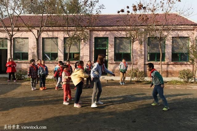 好消息!明年起,国家大幅提高农村老师收入,与公