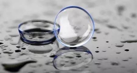 14岁女孩戴隐形眼镜差点瞎了!这5类人最好别戴