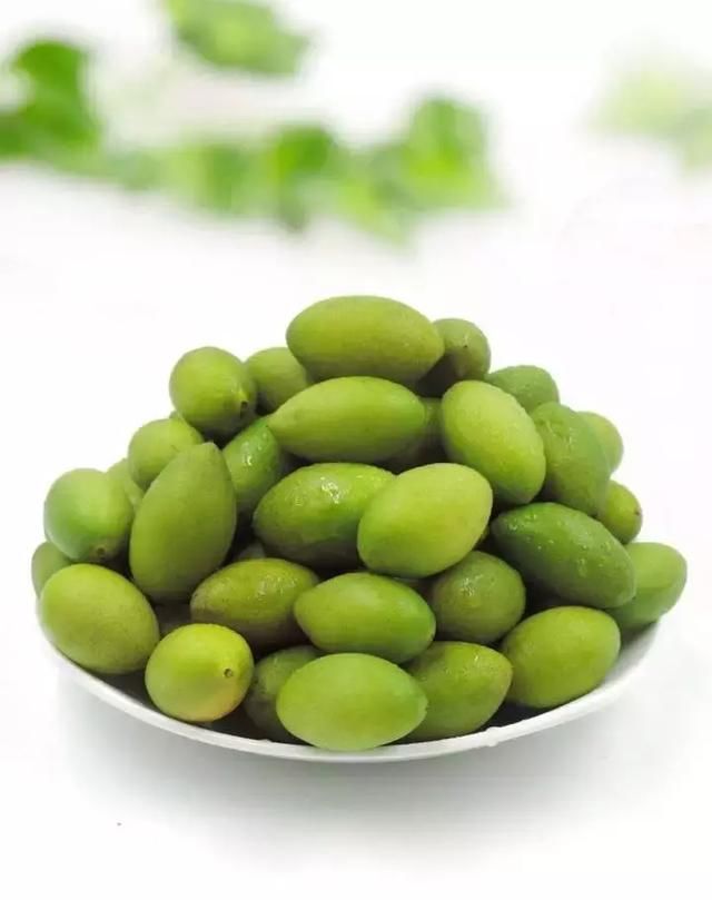 白萝卜:辛甘而凉(吃点没事,别一看到凉的就怕),可以"润肺化痰","祛风