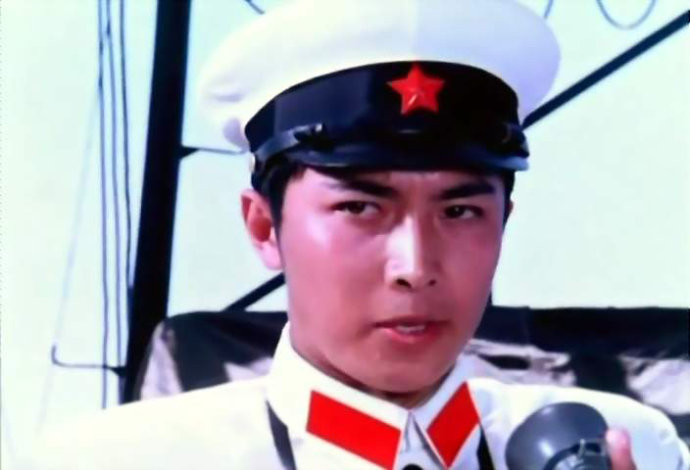 入伍后,于化龙从一个普通水兵成长为舰长,上级命令严惩不断入侵的南越舰艇,于化龙的阿爸和妹妹(洪学敏 饰)也参加了海战。战斗中,我舰中弹受损,于化龙急令修复,并一举收复了甜水岛,击溃了登岛的敌人,敌舰长也命丧黄泉......
该片系唐国强的银幕处女作,彼时的唐国强英俊潇洒,与解放军的英武形象相得益彰。