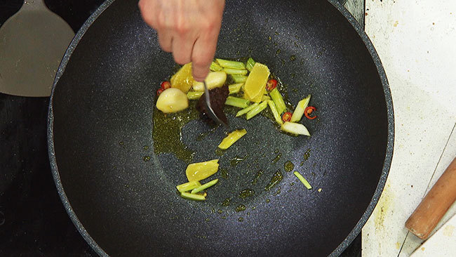 步骤2:锅中倒油放葱姜蒜炝锅后放入黄酱,炒香后锅中加水放蚝油,生抽和