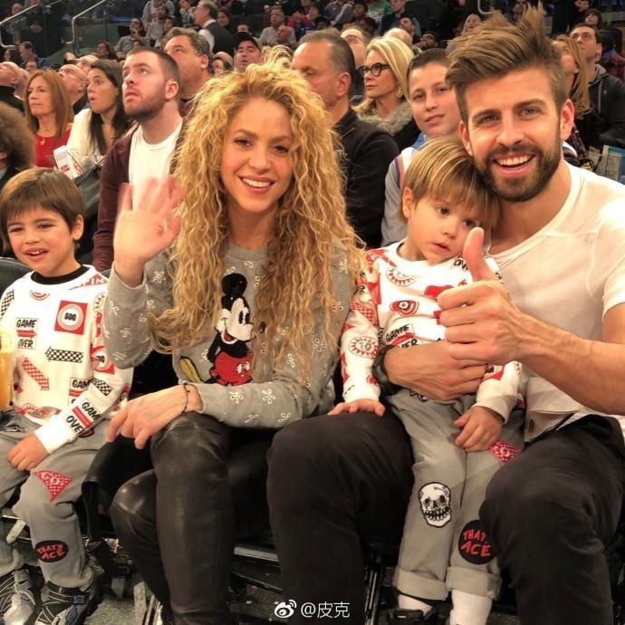 西班牙世界杯比赛夏奇拉到场 甜蜜秀恩爱