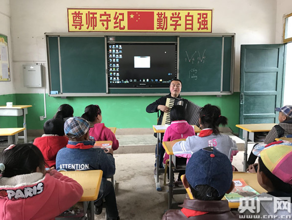 “走教”教师王峰峰 “走教”教师王峰峰