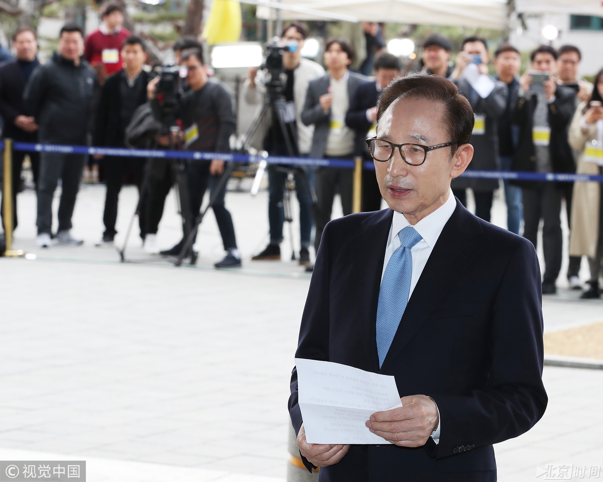 据悉,李明博身披20多项嫌疑,当天的调查也将会持续数个小时,甚至直至深夜。
